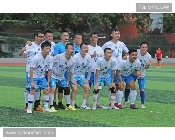 足球明星齐聚一堂精彩瞬间高清大合照展现足球魅力与友谊的完美结合 足球明星齐聚一堂精彩瞬间高清大合照展现足球魅力与友谊的完美结合