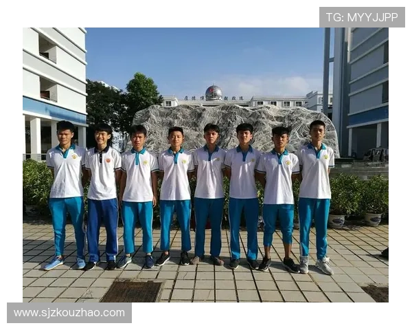 广州足球队的辉煌征程与挑战解析：从默默无闻到赛场传奇