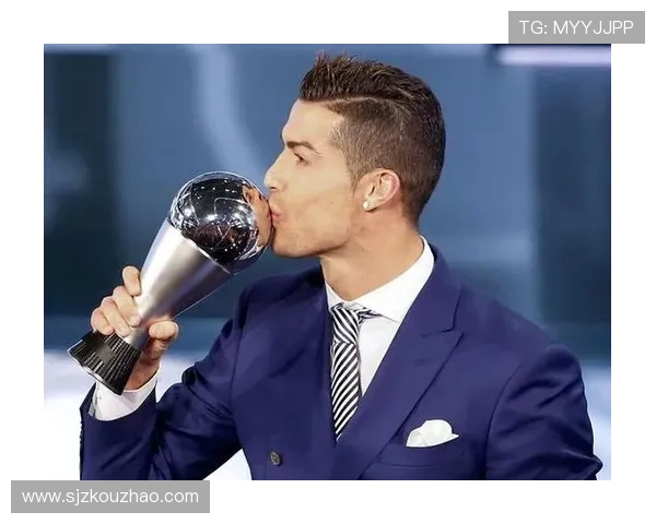 足球明星身着西服优雅颁奖展现风采精彩瞬间回顾